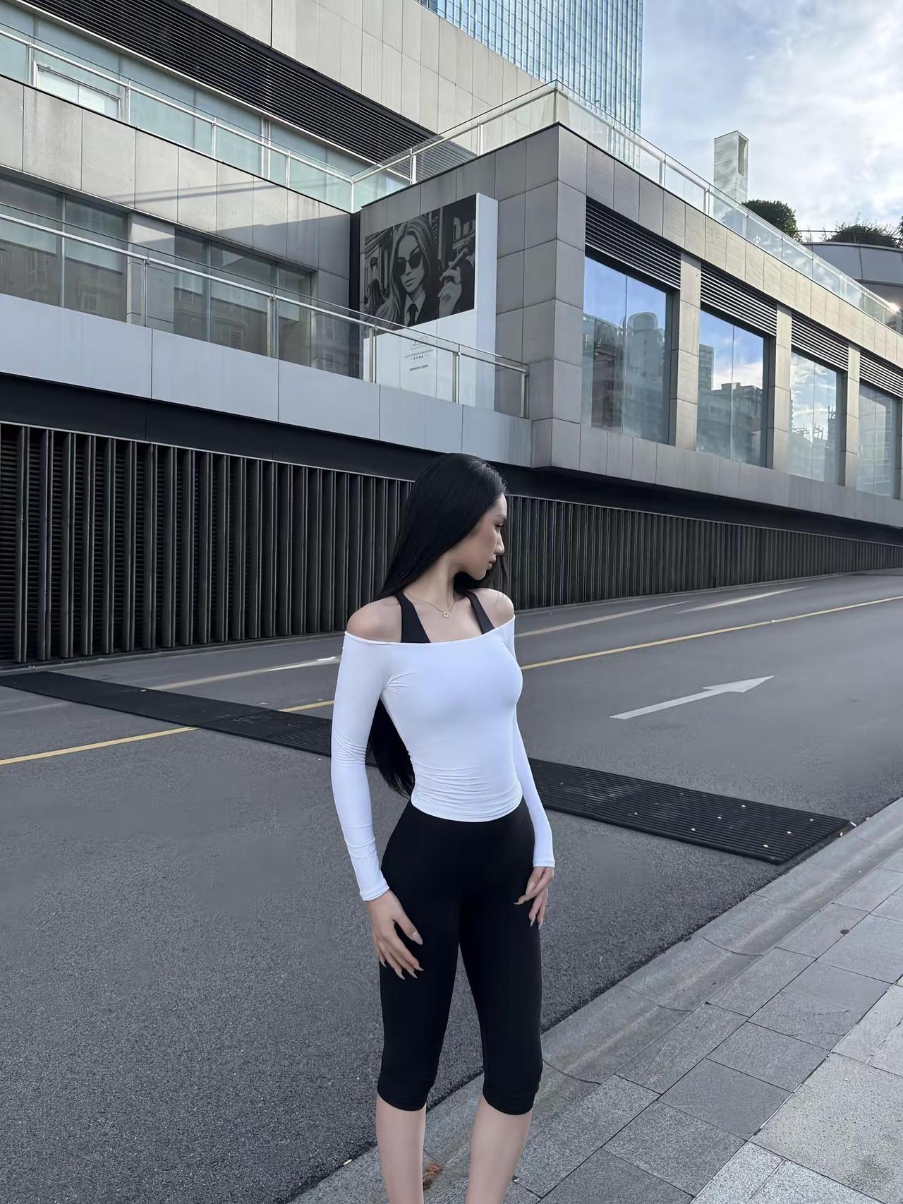 一键解锁辣妹运动感。健身通勤可以来回切换弹力面料穿着自在叠穿简简单单，自带运动氛