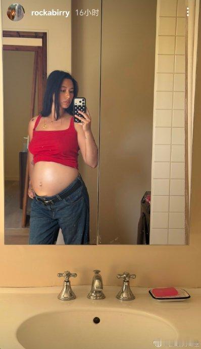 姜文女儿怀孕4 月 21 日，姜文女儿姜一郎在社交平台晒出一张自拍孕照，正式宣布