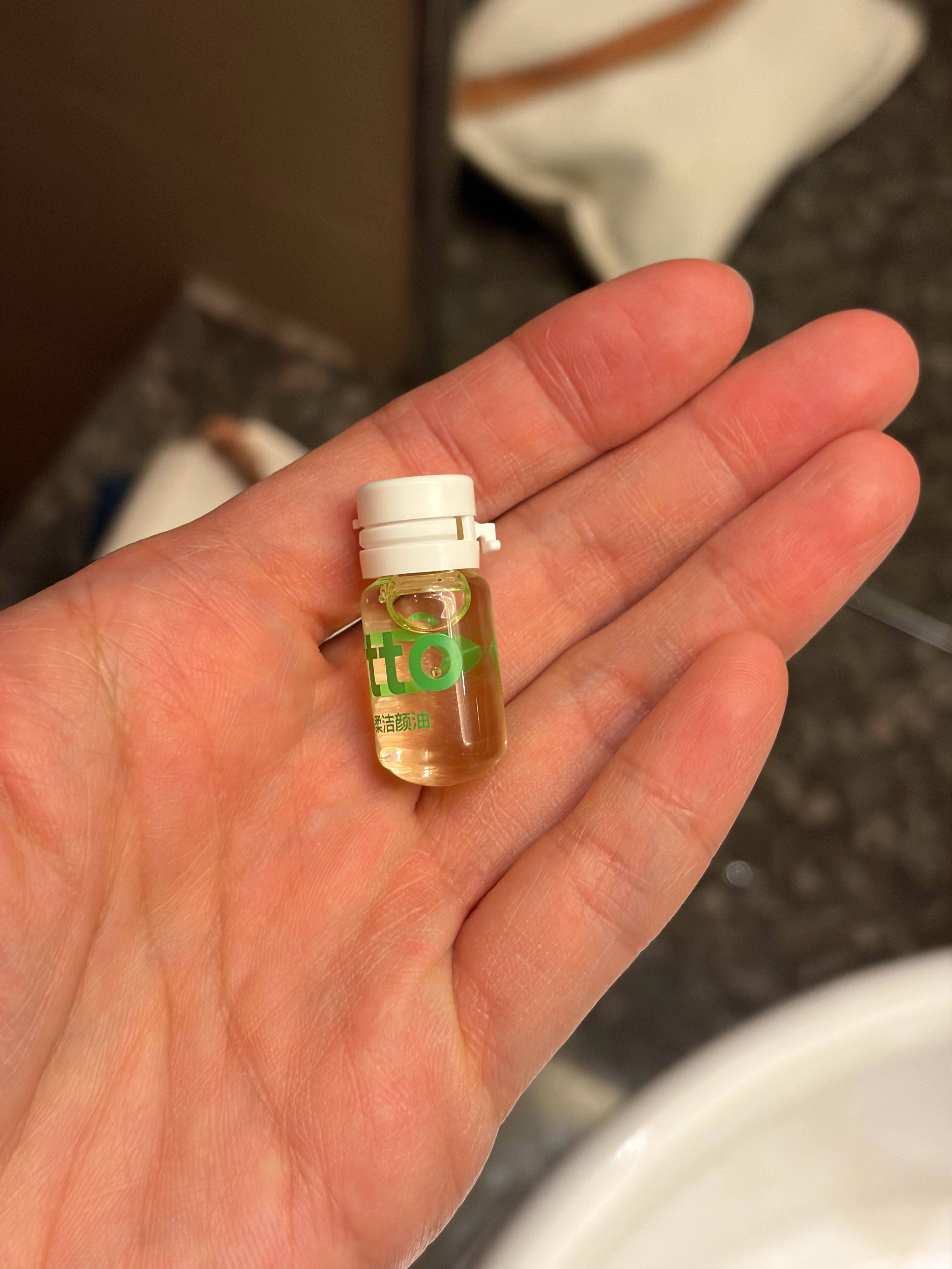 你说这玩意是谁发明的呢，卸妆胶囊，太实用了这一小瓶正好是一次卸妆的用量，即用即扔