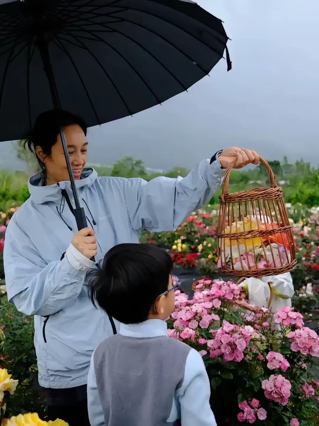 朱丹周一围大理雨天度假，女儿镜头下超有夫妻相！一家人没有奔波赶景点，安心待在庄园