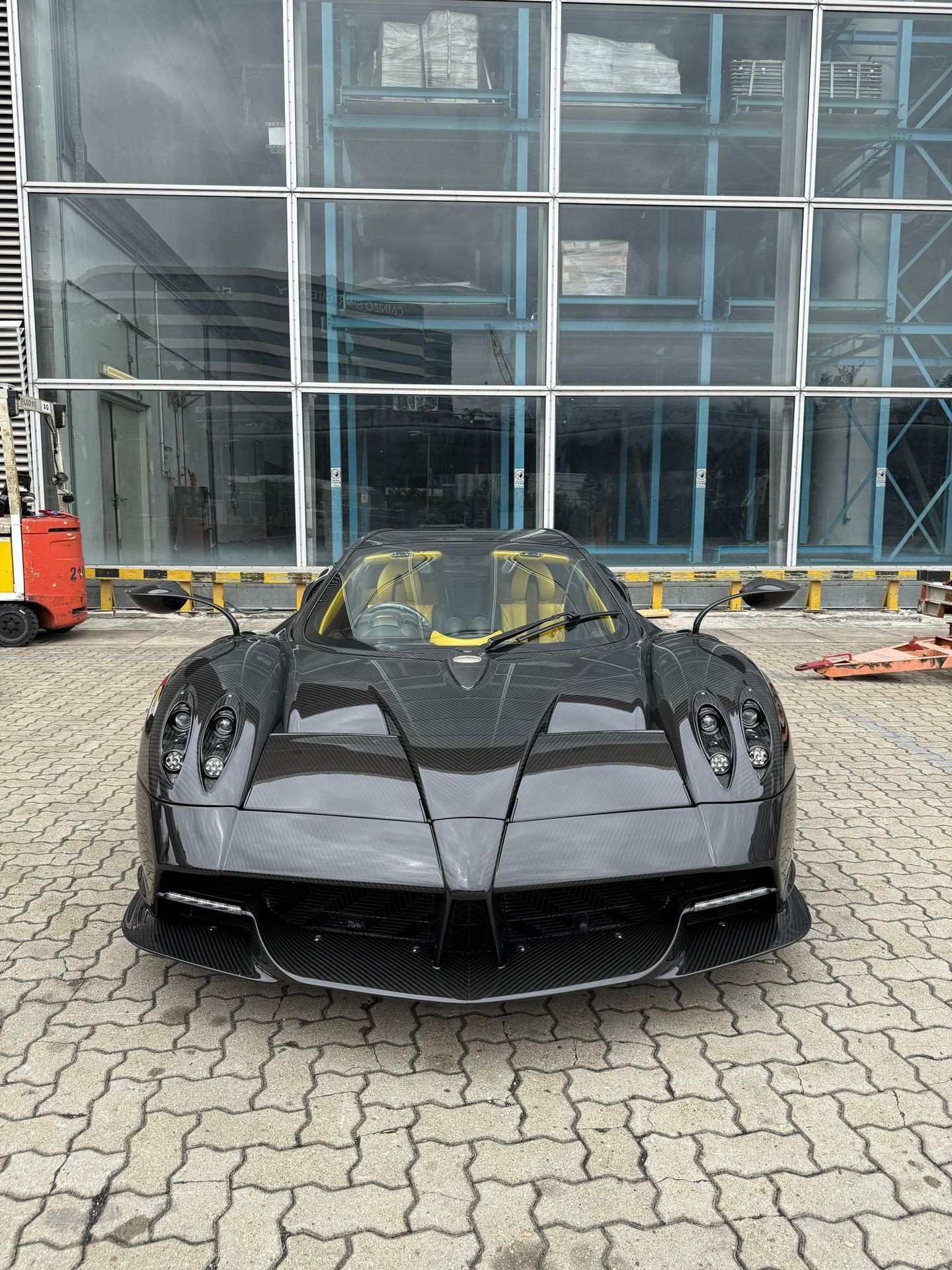 全碳 风神抵达了 年前待交付的还有812CA、xx、以及Ferrari 412.