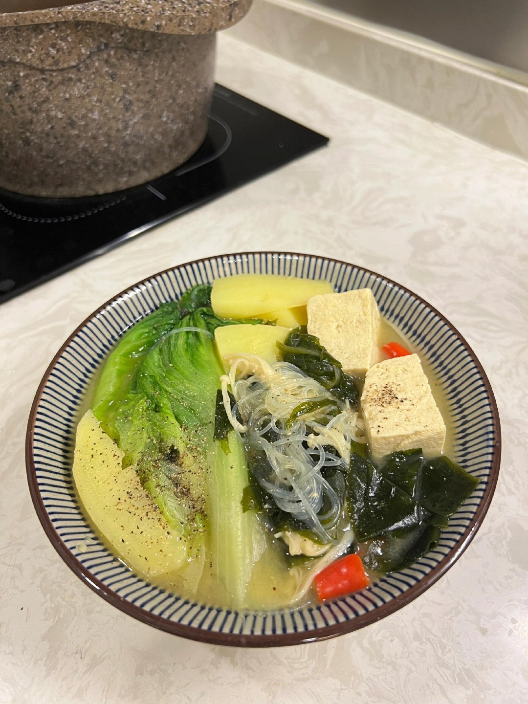 #VOGUE红毯#水煮菜真的好吃！重在配料～简单煮煮就很好吃的一碗青菜大杂烩，真