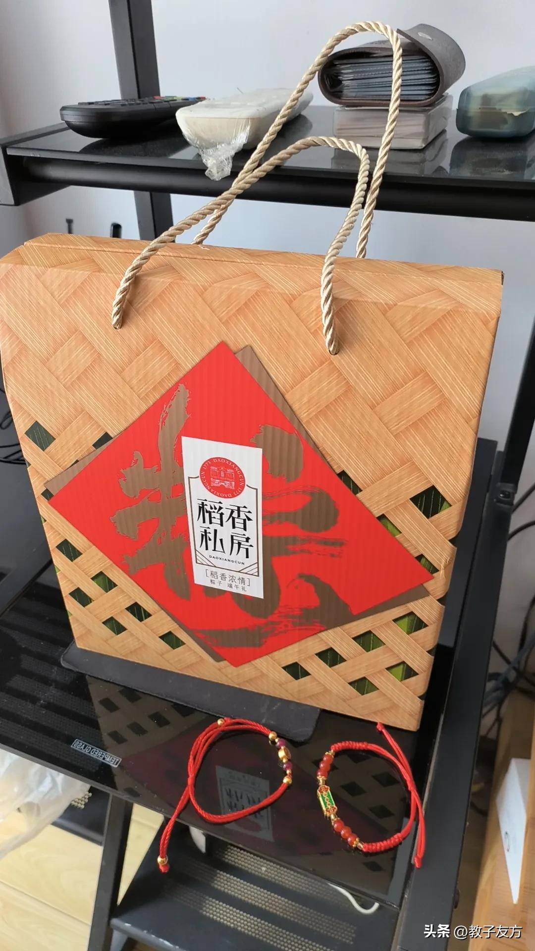感动了！一盒粽子
       如今，股市不景气，经济下行，钱越来越难挣了。马上