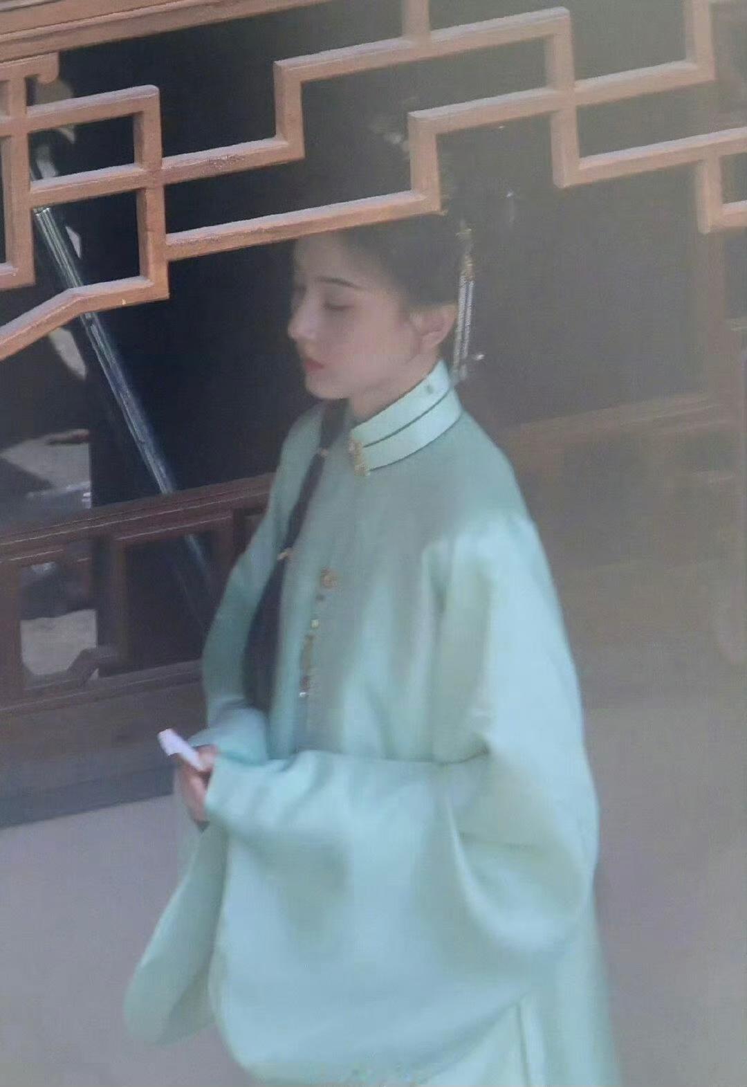宋祖儿在《表妹万福》中甄嘉芙的路透衣服造型引人注目，时尚优雅，展现独特魅力。网友