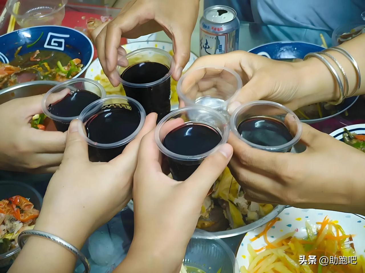 刚跑完步吃这些？小心汗水全白流！
结束一场酣畅淋漓的晨跑，你随手拆开一袋“全麦”