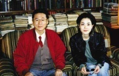 一个29岁的事业巅峰歌手，婚姻刚出裂痕，就跑去台北见63岁长辈。聊完家族旧事后，