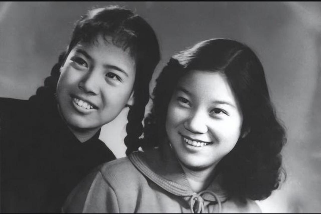 邵华最早学习摄影，还是毛岸英教给她的，毛主席是她最早的拍摄对象。
 
邵华是一位