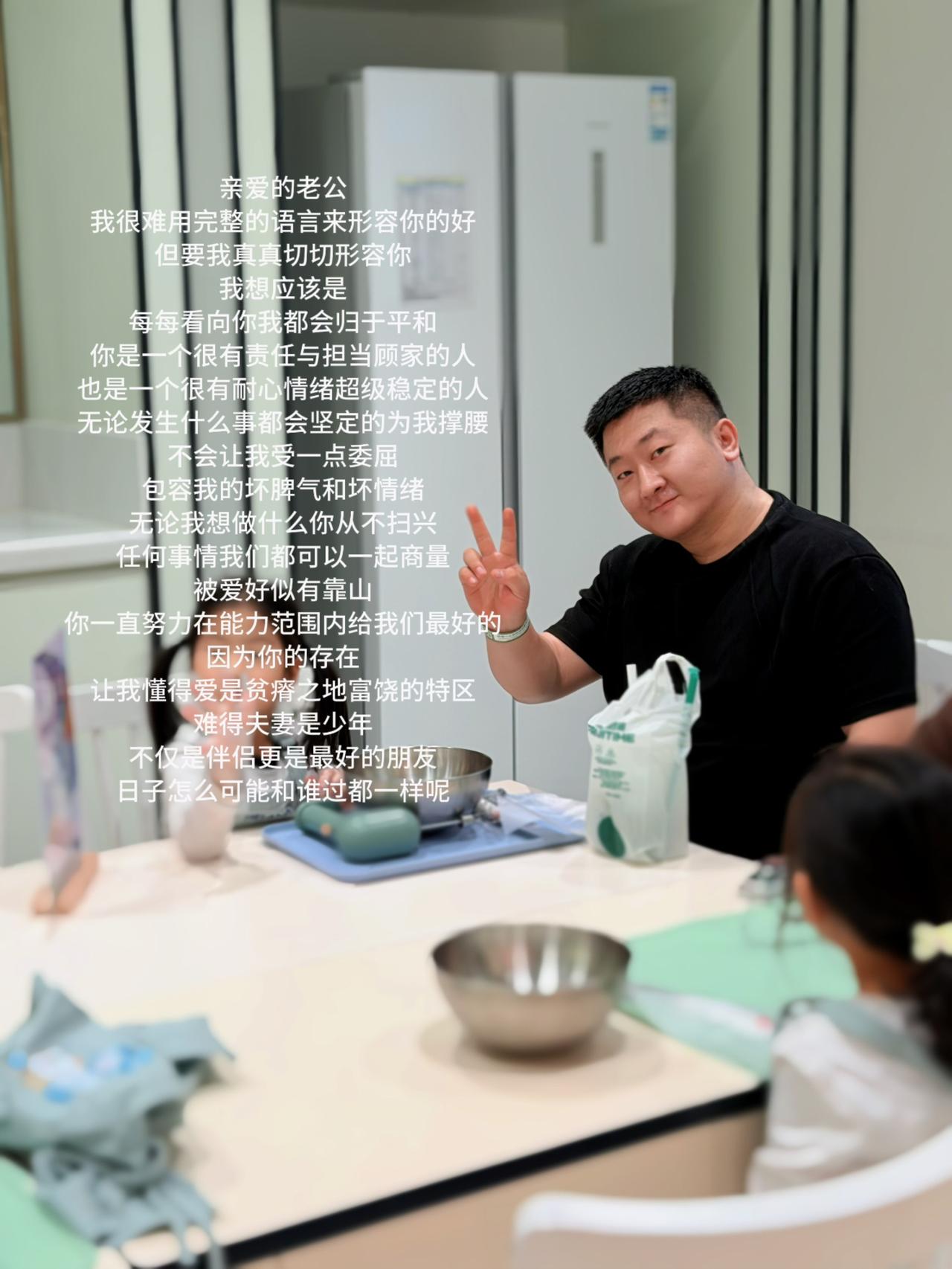 不停感叹时间的流逝
突然发现我们一起走了很远的路
我无法用我贫瘠的语言描绘出
出