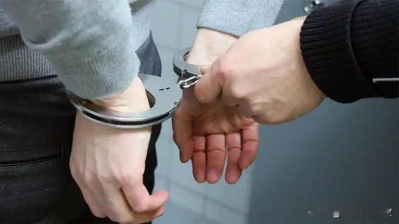 丈夫撞见妻子与前男友车内私会，砸车砸手机，自首后被判拘役4个月
 
婚内撞见妻子