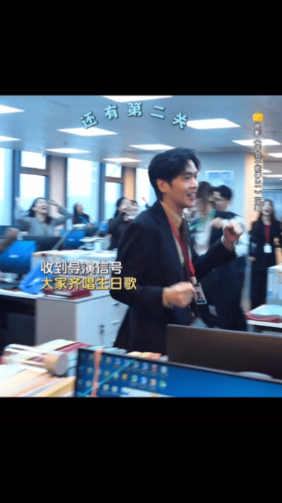 张若昀回应剧组过生日社死梗大型回旋镖现场！张若昀坦言难以适应剧组庆生仪式，害怕当