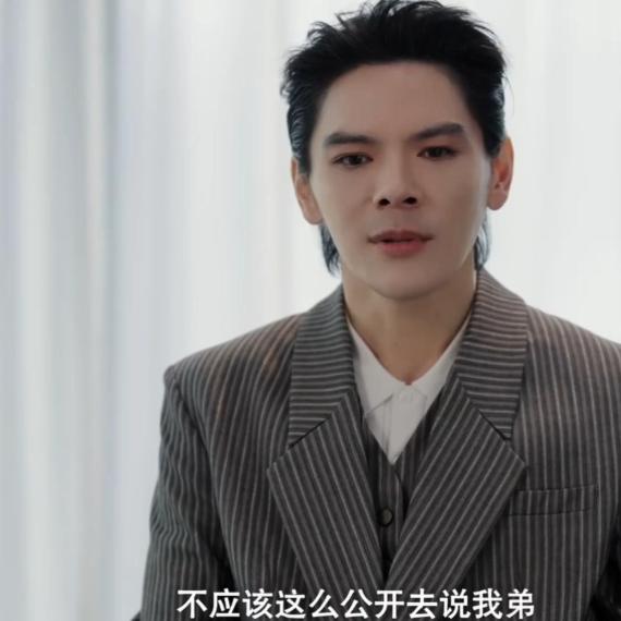 我觉得向家最让我佩服的，反而是向佐，真的是非常的清醒

他说父母不该在公开场合批