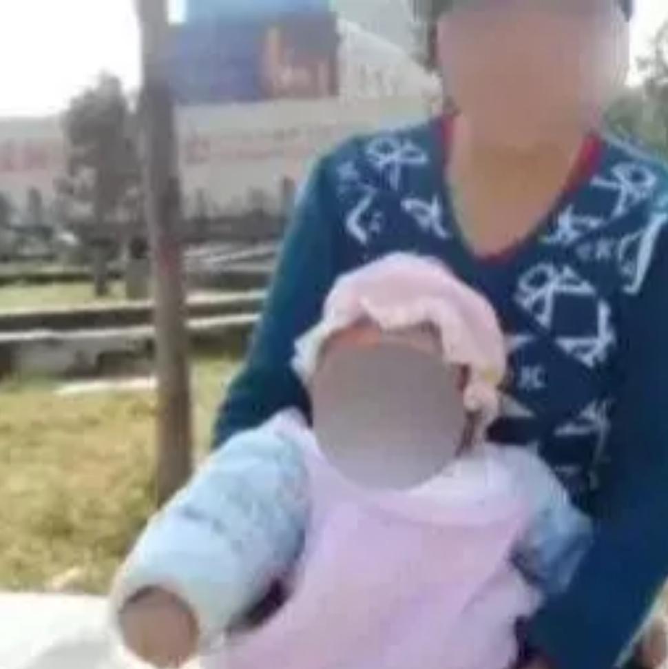 太戳心！雇主消失丢下刚出生女婴，保姆养了23年
 
当年雇主失联，只留下一个嗷嗷