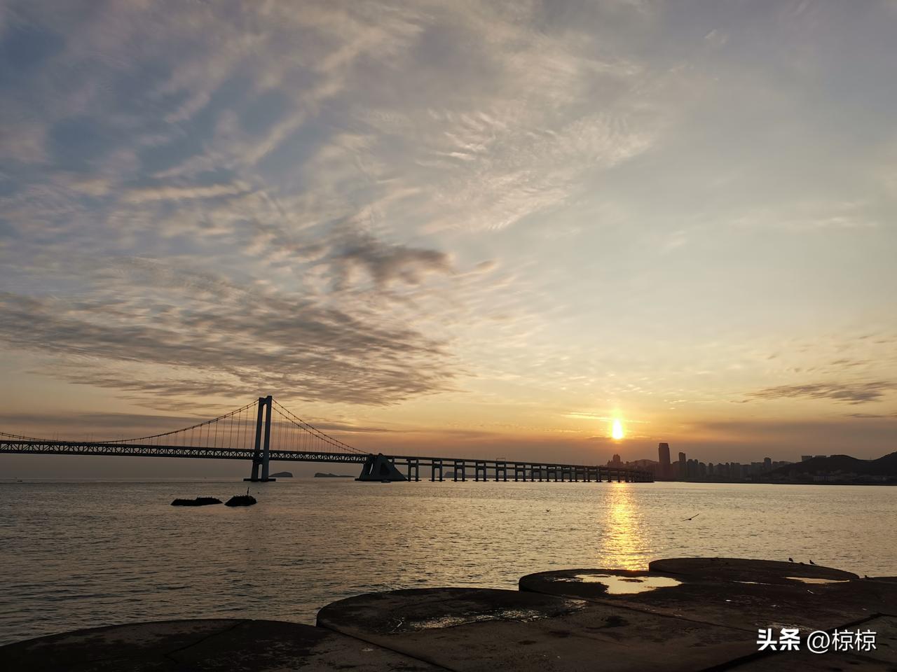春季阳气生发、万物始生。
饮食上宜多甜食清淡，少酸涩油腻生冷，
多参加室外运动。