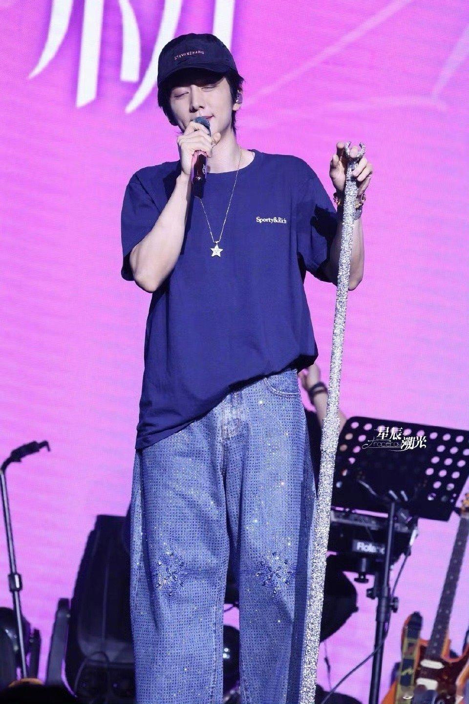 这居然是张新成30岁的状态 张新成30岁状态直接封神！休闲穿搭随性又清爽，戴帽子