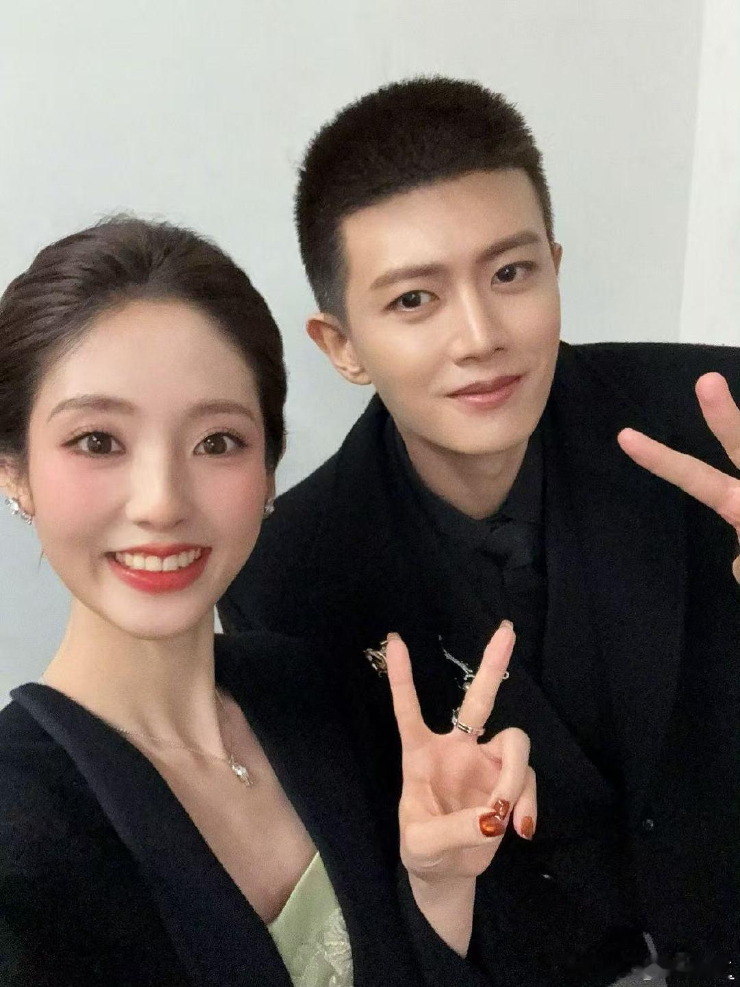 任嘉伦邢菲比耶合照邢菲晒和任嘉伦合照呜呜呜呜还有售后啊！咱就是说太养眼了哦 