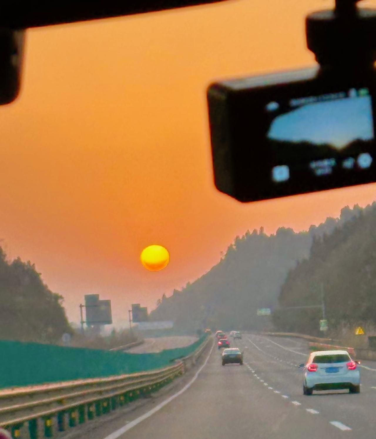 男人追女人就像钓鱼，抓鱼越抓越跑，钓鱼只要鱼饵做足，鱼儿自动上钩。多备几根鱼竿，