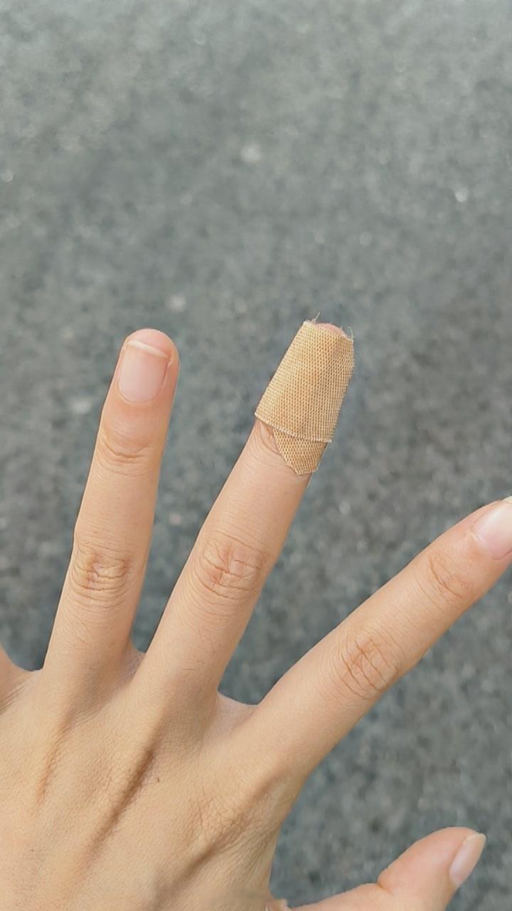 我是小沐茶 上班见血了  哗啦啦的流