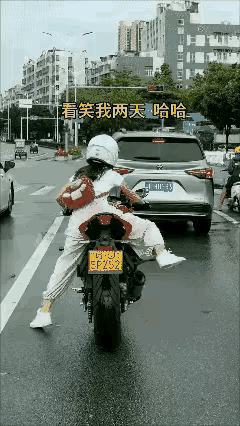 这小短腿，左蹬一下右蹬一下，是卡裤子了吗？😄小短腿太忙了哈哈，承包了我今天的笑