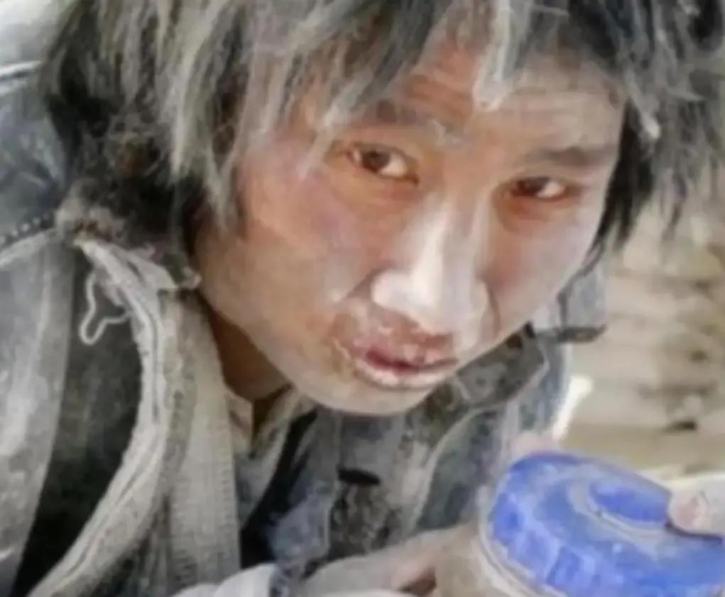 [兔子]2011年，大学生崔松旺伪装成流浪汉，浑身散发恶臭，牙齿布满污垢，每天在