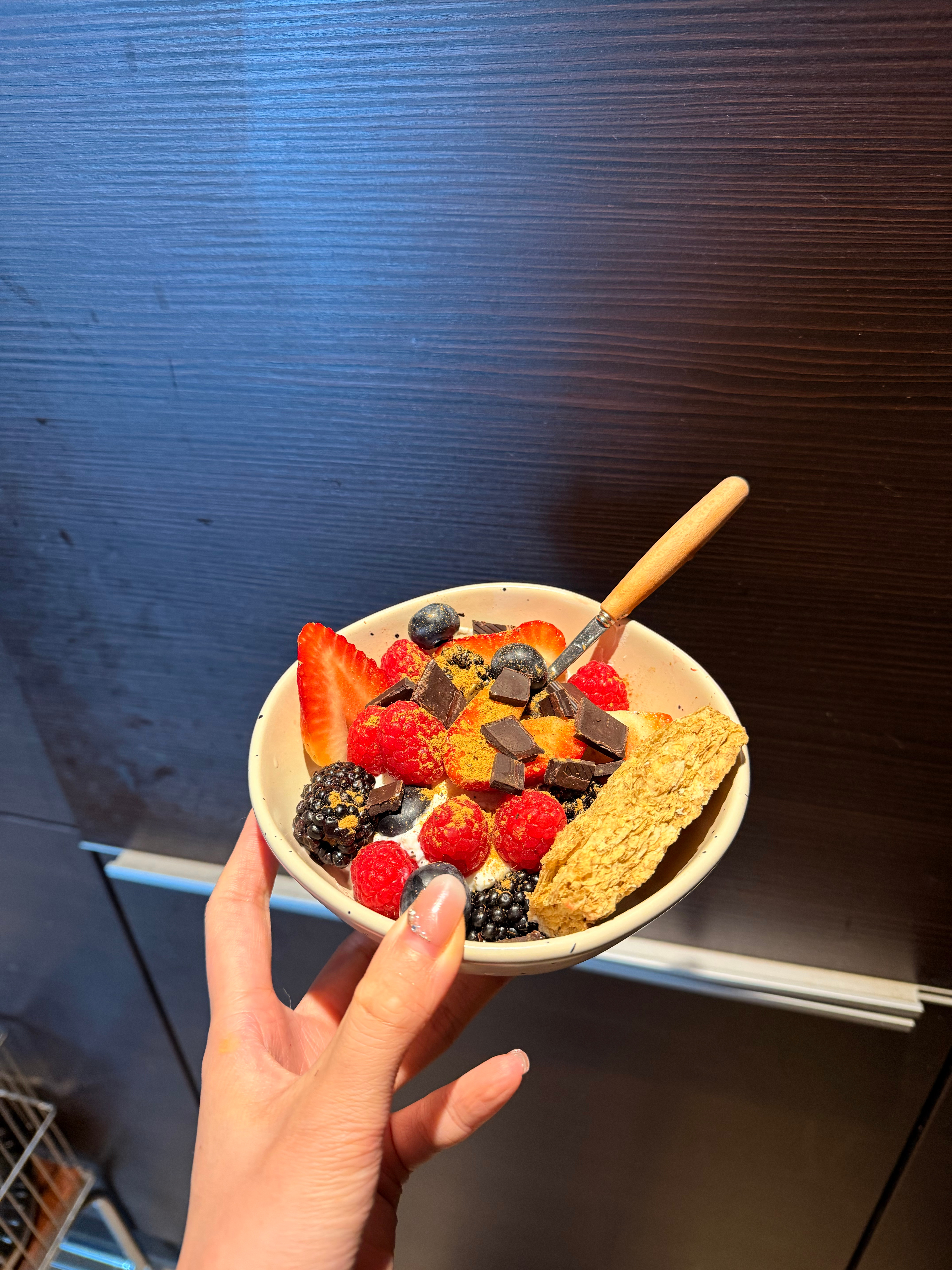 希腊酸奶➕草莓➕蓝莓➕树莓➕麦片➕85%黑巧➕肉桂粉，这套抗炎套餐这一口吃下去，