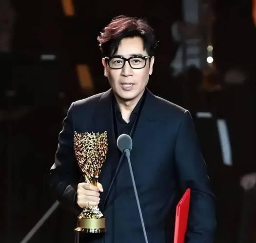 大家有没有感觉
于和伟有些不对劲
他都53岁了，竟然没有中年大叔该有的状况，比如