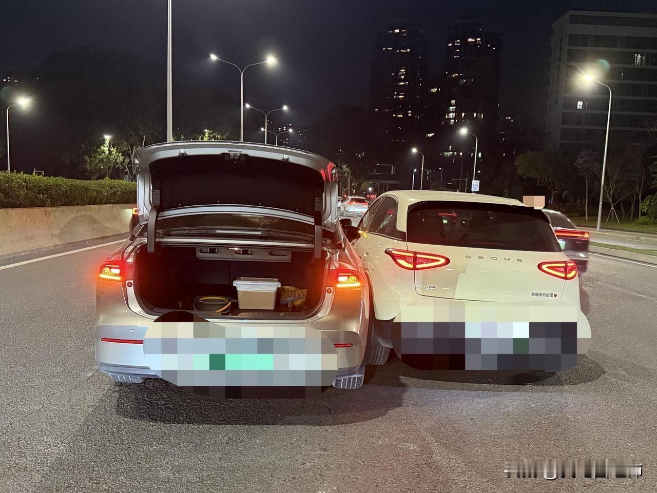 新手司机第一次出险，原来一个人也可以搞定
昨晚变道的时候被看好后车车距导致被撞上