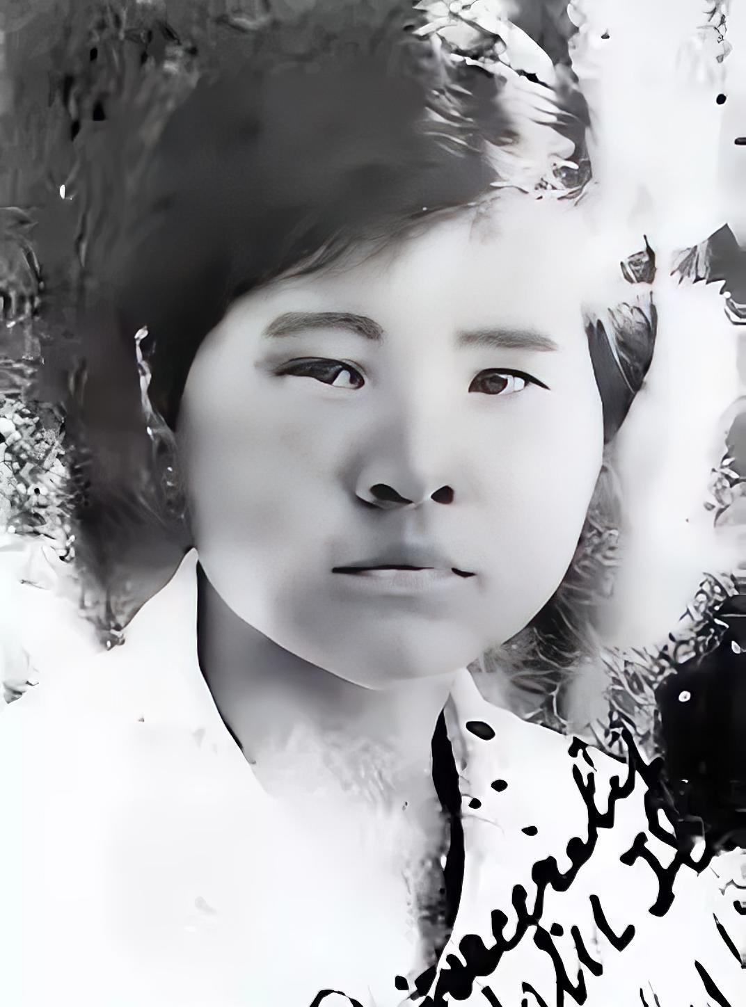 1940年，双枪女英雄李林被日军困在破庙，日军破开门、一拥而入的瞬间，所有人都以