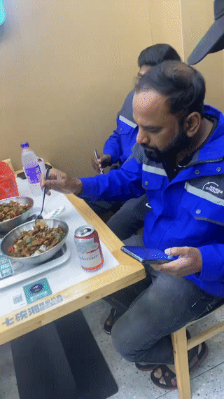 两名印度人在一家餐厅吃饭。
他们突然叫来服务员对着他们吃的饭菜指指点点？
也不知