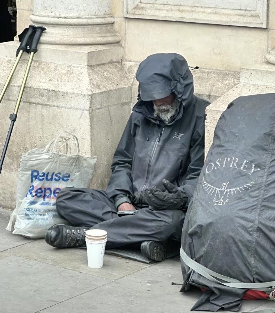 国外偶遇的一个流浪汉

一眼过去都是户外圈的“满级套装”

你能认出几个？

虽