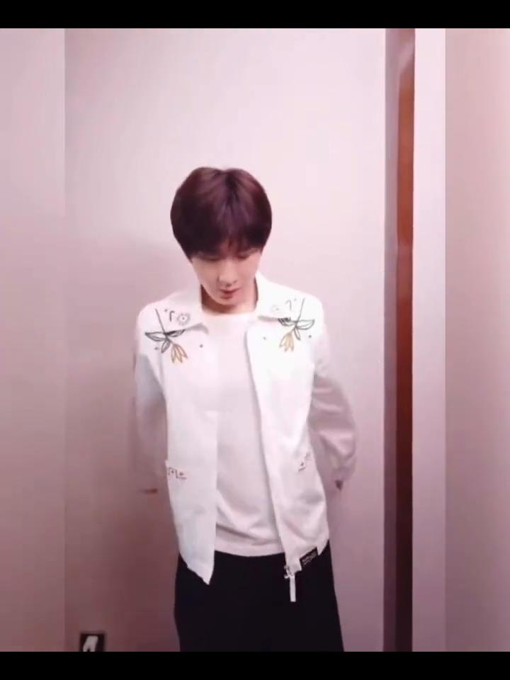 现在的成毅跳舞，从前的傅诗淇跳舞。多么寂寞，不可诉说，可人你。