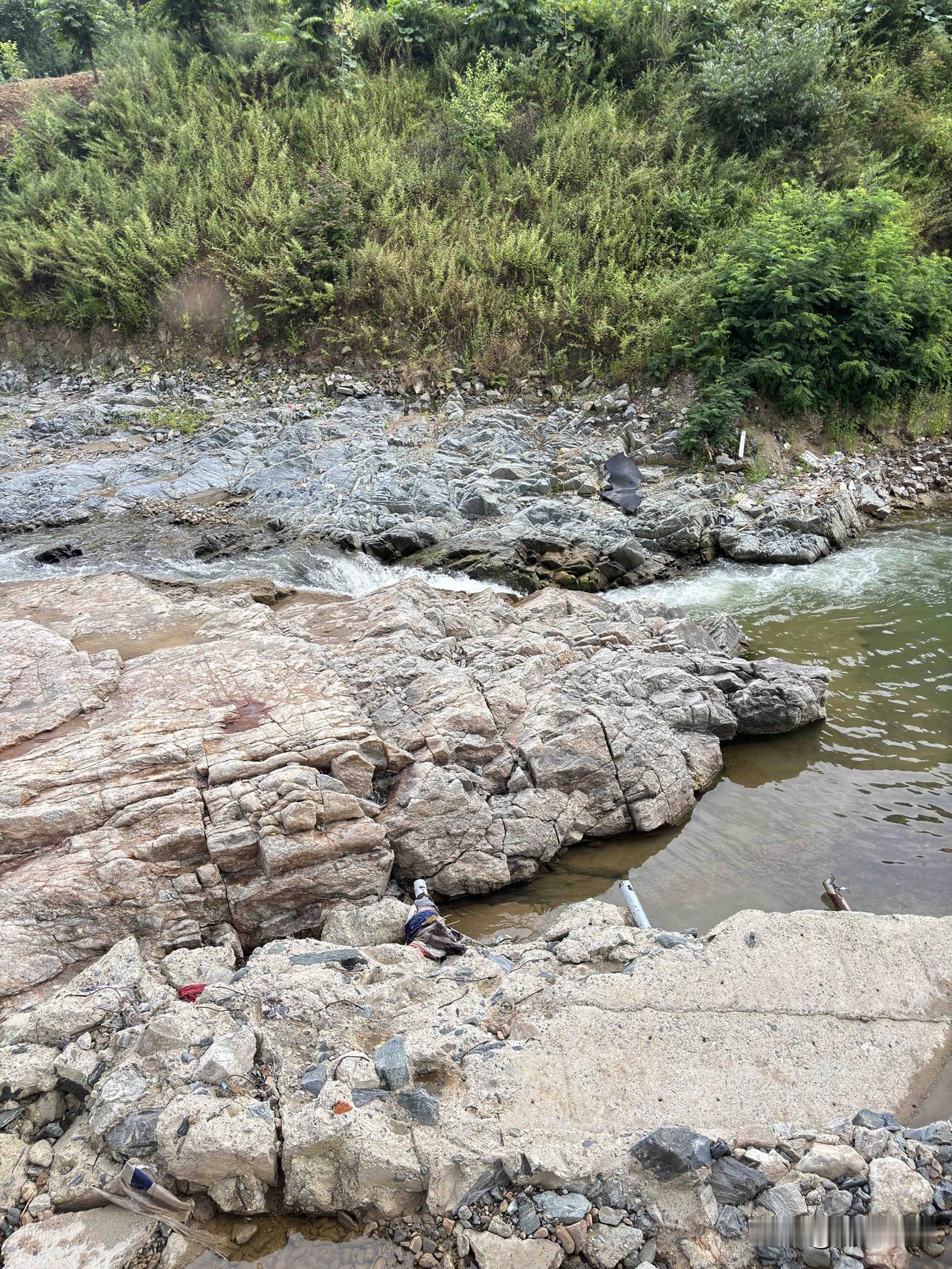 蓝田葛牌景家湾这里，以前还在河道玩过，现在河道水看着不大，河道被水冲的，没有以前
