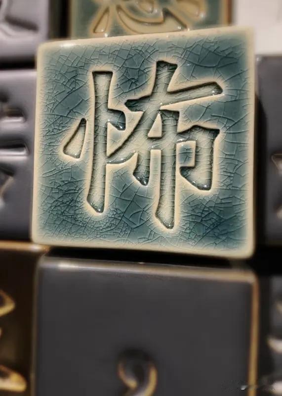 猜成语趣味十足，拆字解谜、联想会意，一字一词藏巧思。动脑琢磨字词含义，轻松认识生