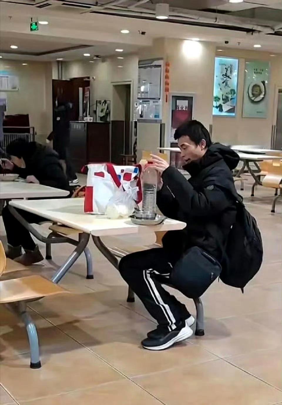 韦东奕成了千万粉丝博主——数学大师的魅力，果然跨越次元壁！

他拎着矿泉水、抱着