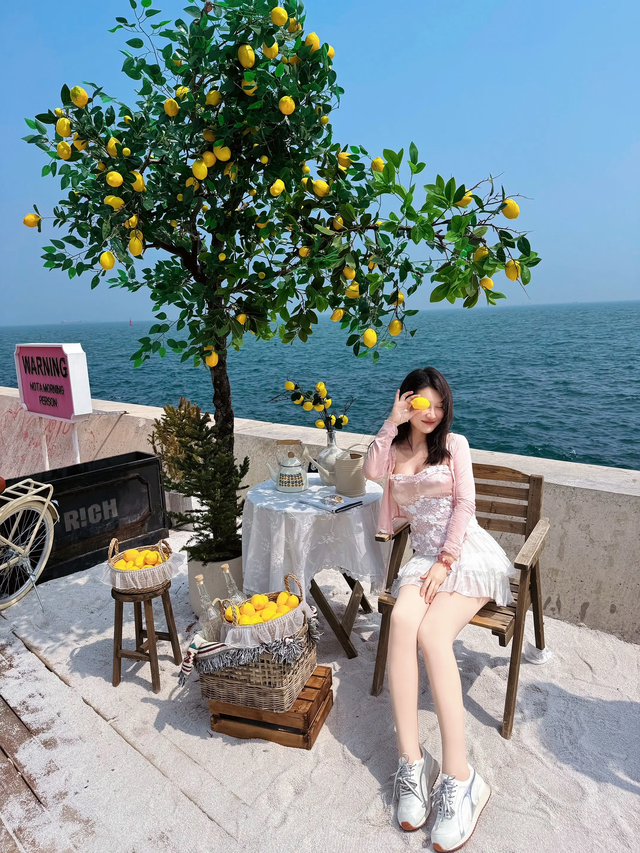 “今年六一儿童节的广告语是：当你是个大人的时候，还有人愿意宠你像个孩子...