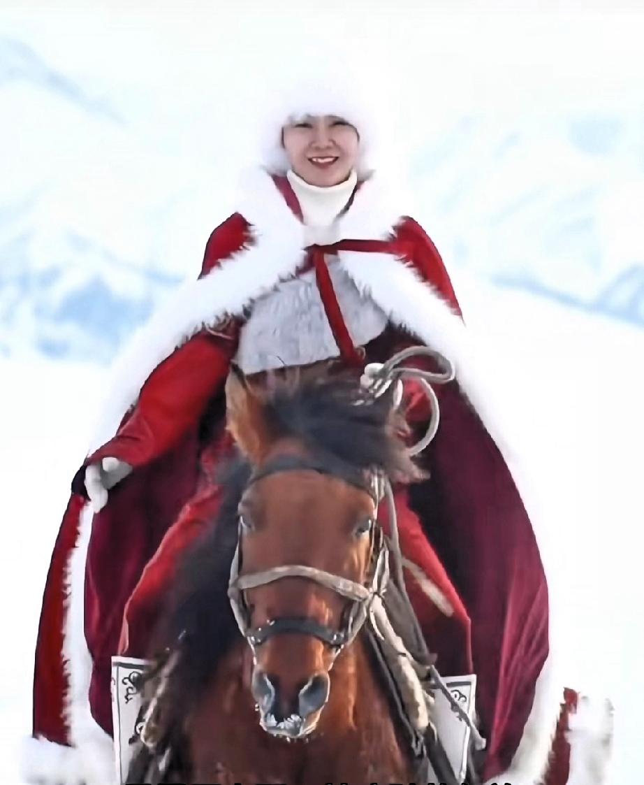 第一次看到她，
就感觉她是马背上长大的草原女儿。
策马奔驰，搭弓射箭，可没想到她