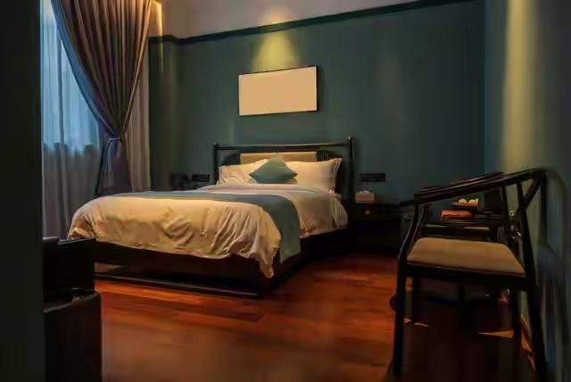 6岁娃被妈妈“丢”酒店：每天踮脚求抱抱，前台小姐姐的1个举动让全网破防


监控