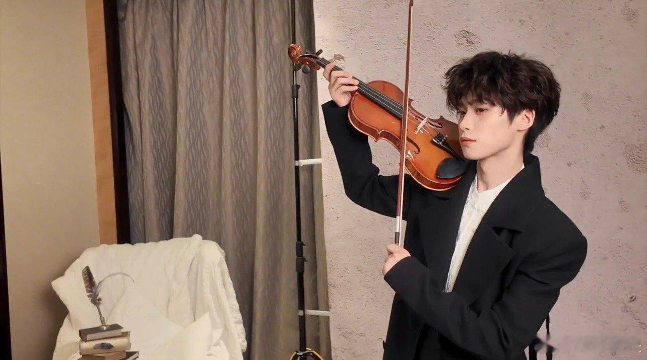 梓渝工作室vlog感觉梓渝的状态越来越好了耶朋朋说从舞台上看下面是一个个的“小山