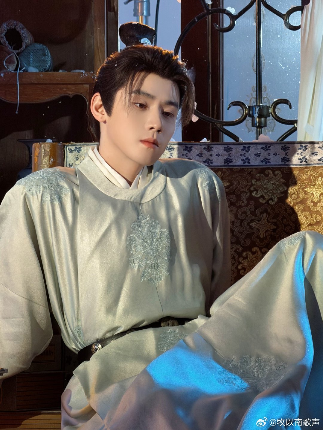 谁还没走出李怀安！任豪雪夜造型质感封神，烛火映身，风雪归人，给了角色最温柔的收尾