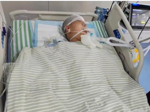 安徽阜阳，11岁小男孩正在写作业，突然后妈杀到，用水果刀一把割掉了孩子的生殖器，