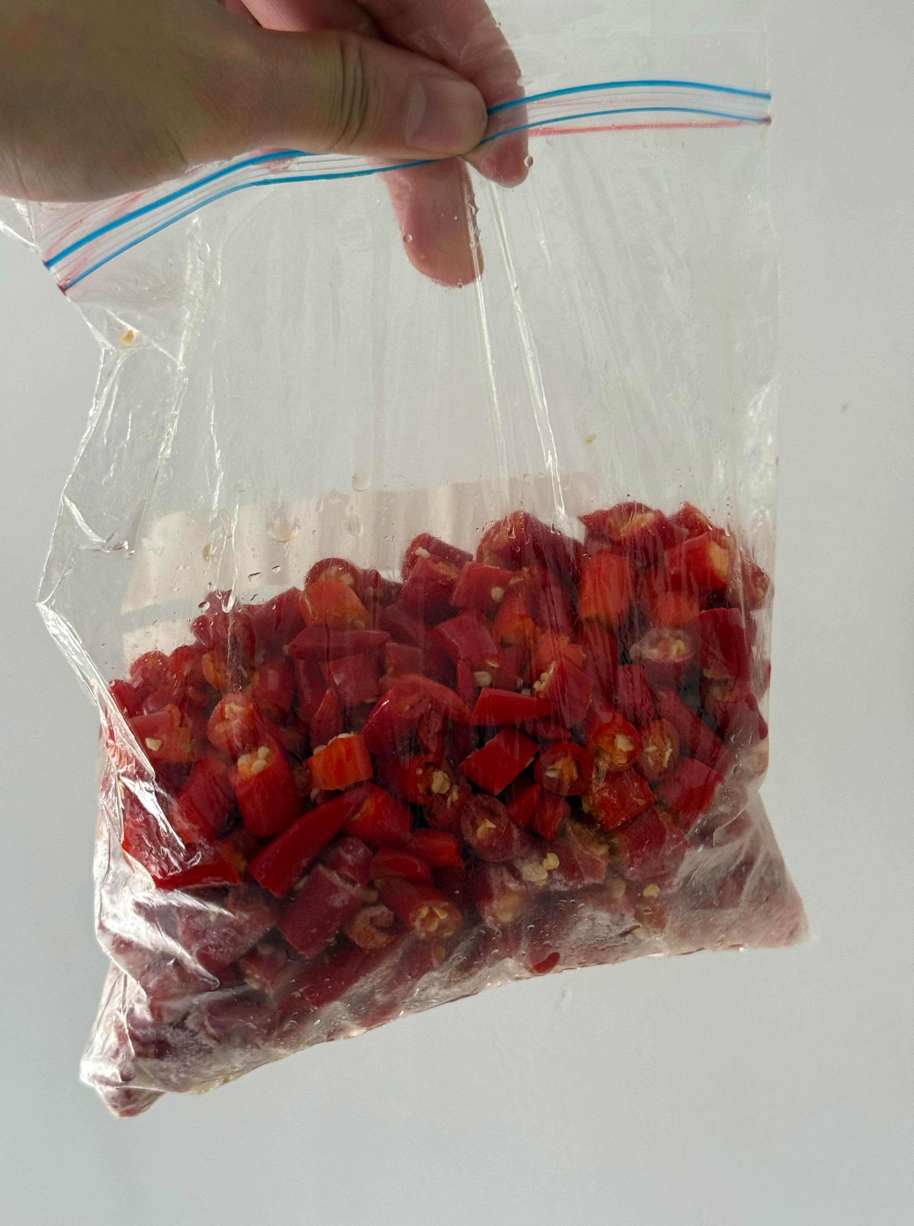 一个生活小技巧🤓像我做饭常用的小米辣，但经常忘记买，所以可以一次性买很多，洗干