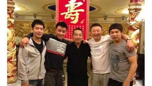 国乒五龙同框：我一眼就认出了邱贻可，王皓，刘国梁，马琳，最右侧这位憨胖敦实的名将