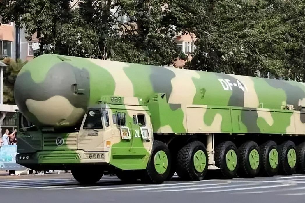 火箭军的导弹运输车的路权有多高？就这么说吧，只要导弹车上路，无论什么车全都得让路