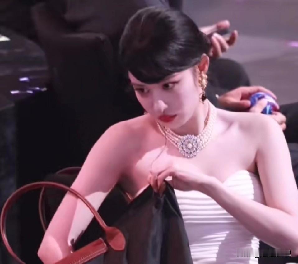 坐在C位的杨幂没有想到
坐在C位的白鹿也没有想到
王楚然竟然在尖叫之夜
给所有女