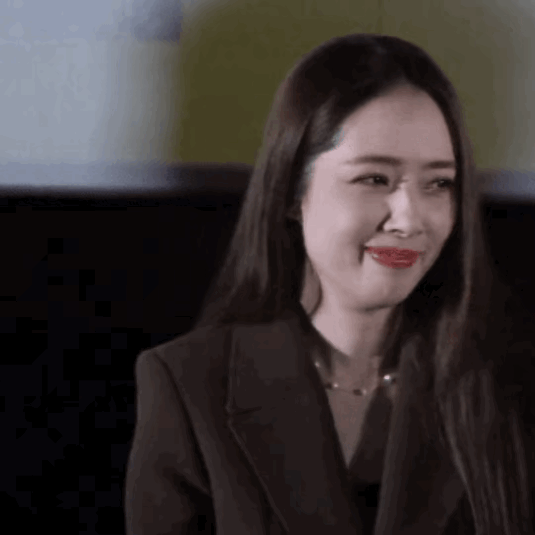 内娱三大“忍者”1、郭碧婷在电影《门前宝地》的发布会上，有人请教向佐打戏，结果郭