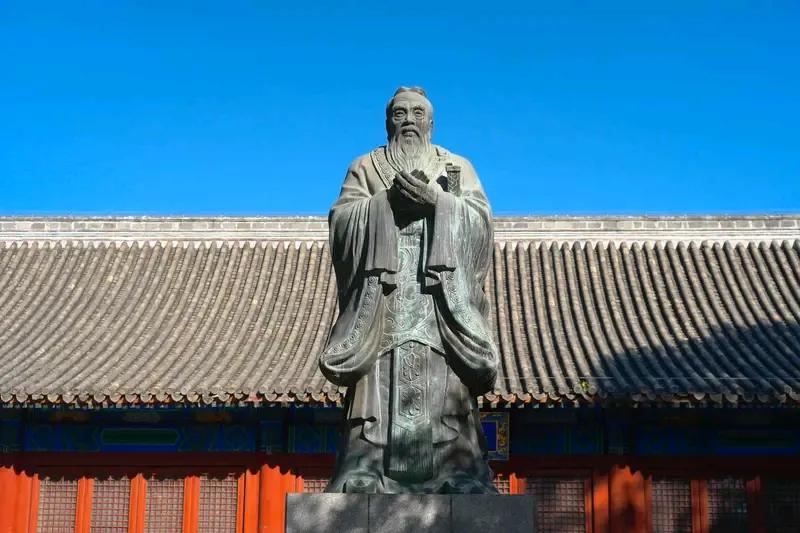 中国有“三个半圣人”，存在数种说法。
第一种说法是大众最易接受的。
道圣为老子，