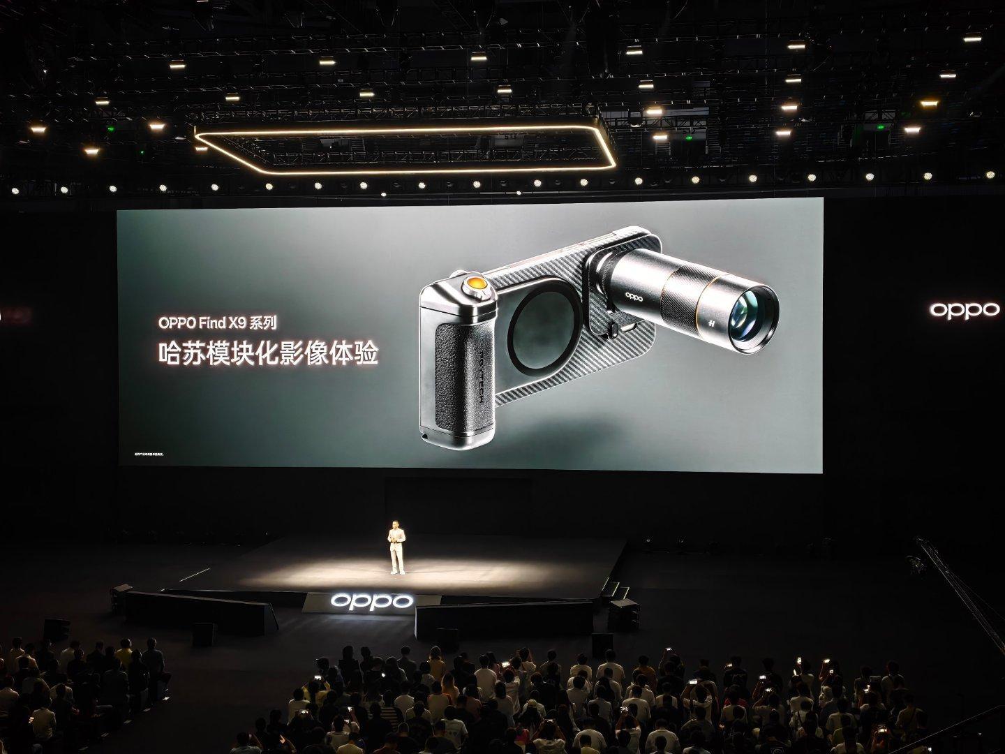 OPPO发布会OPPO Find X9 Pro 现在也有外接增距镜了，卷起来了，