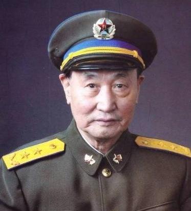 1951年，志愿军飞行员刘玉堤在归航途中，不经意间发觉，自己下方竟乌泱泱一片敌军