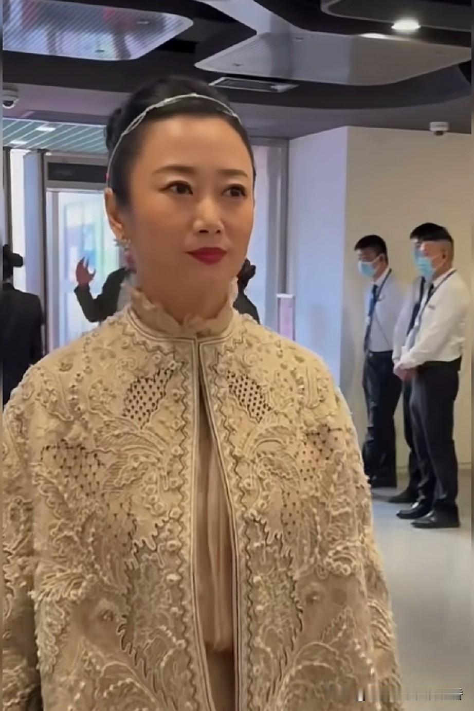 演员赵涛出席活动，她身着一套高端刺绣的披风，却给人一种披着麻袋片子的感觉，她长相