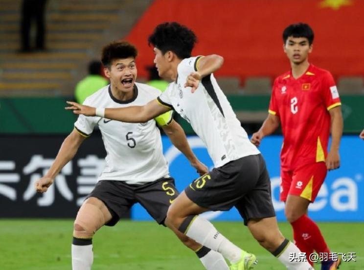 杜月徵一脚世界波无缘冠军
北京时间3月31日西安国际青年足球锦标赛，U23国足迎