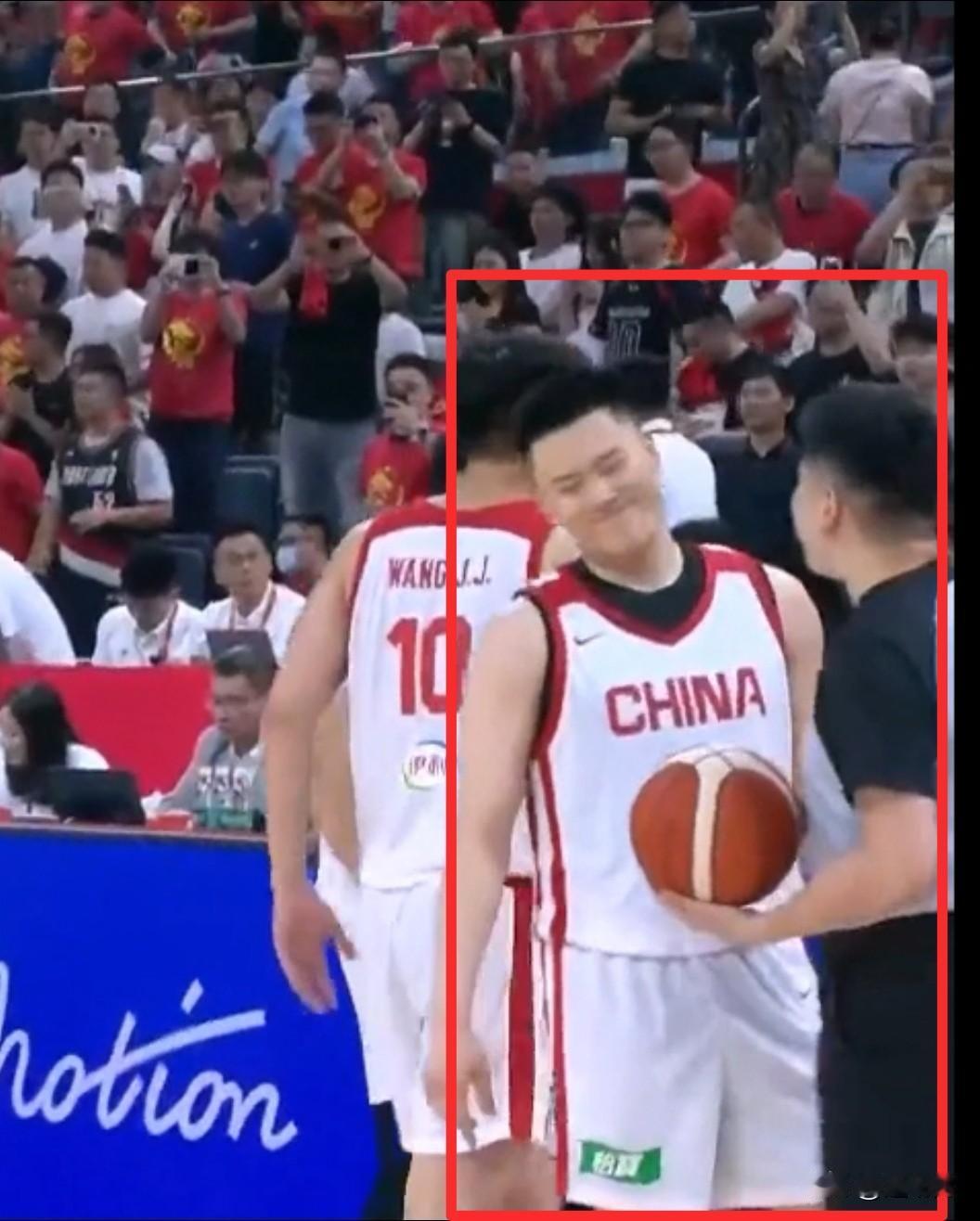 李弘权这个阻挡犯规太冤了！
从视频回话可以明显看到李弘权提前站稳位置，澳大利亚带